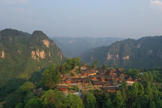 山谷  山峰 建筑 花垣县  双龙镇 
 十八洞村