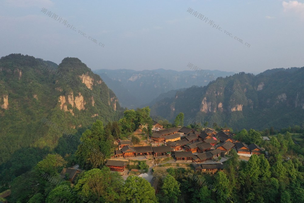 山谷  山峰 建筑 花垣县  双龙镇 
 十八洞村