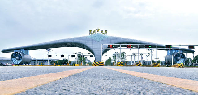 集装箱船 公路 报纸 车站 电力机车 户外 火车 码头 工地 运货车厢 飞机 展览馆 