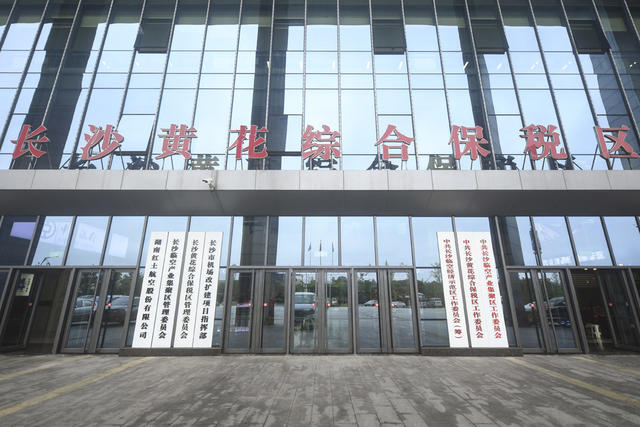 集装箱船 公路 报纸 车站 电力机车 户外 火车 码头 工地 运货车厢 飞机 展览馆 