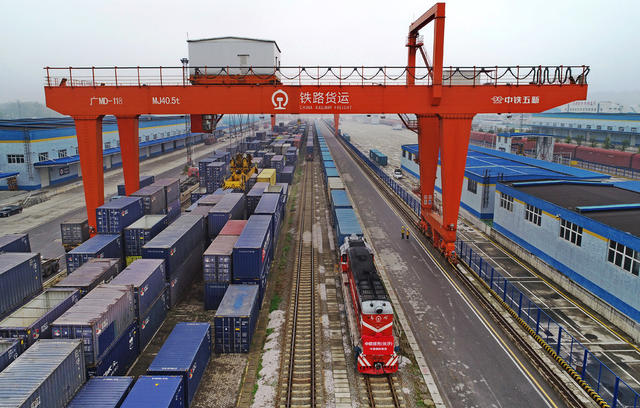 集装箱船 公路 报纸 车站 电力机车 户外 火车 码头 工地 运货车厢 飞机 展览馆 