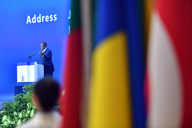 集装箱船 公路 报纸 车站 电力机车 户外 火车 码头 工地 运货车厢 飞机 展览馆 