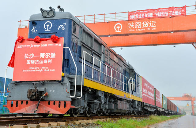 集装箱船 公路 报纸 车站 电力机车 户外 火车 码头 工地 运货车厢 飞机 展览馆 