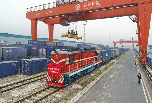 集装箱船 公路 报纸 车站 电力机车 户外 火车 码头 工地 运货车厢 飞机 展览馆 