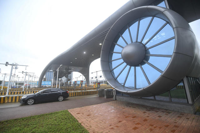 集装箱船 公路 报纸 车站 电力机车 户外 火车 码头 工地 运货车厢 飞机 展览馆 