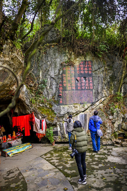 洞穴 岩石 树林 蜡烛 悬崖 石头墙 崖居 老人