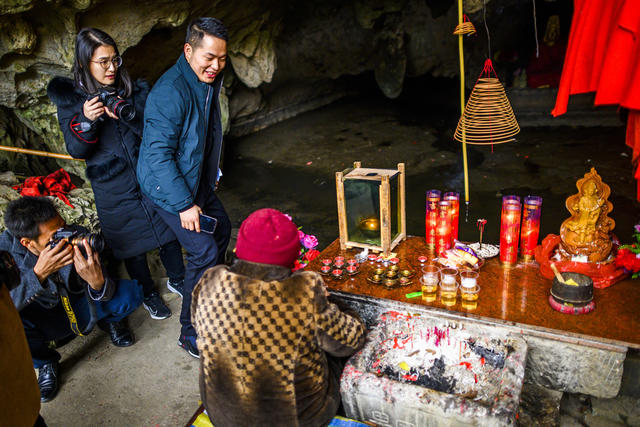 洞穴 岩石 树林 蜡烛 悬崖 石头墙 崖居 老人