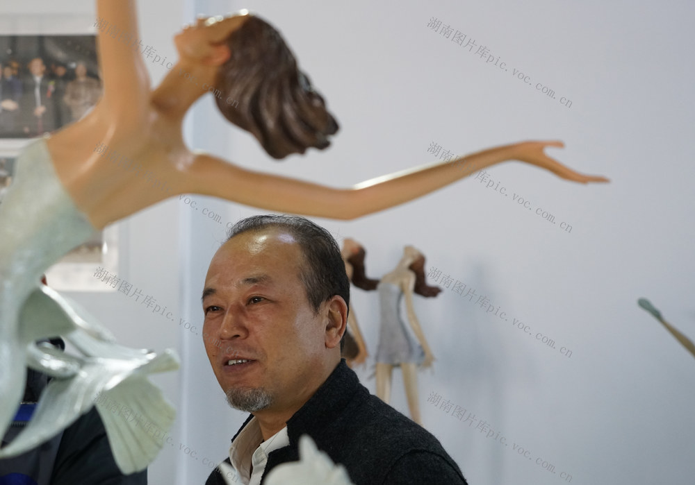 雕塑  艺术家  章华