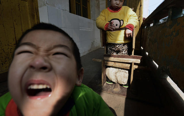 活在“脑瘫村”