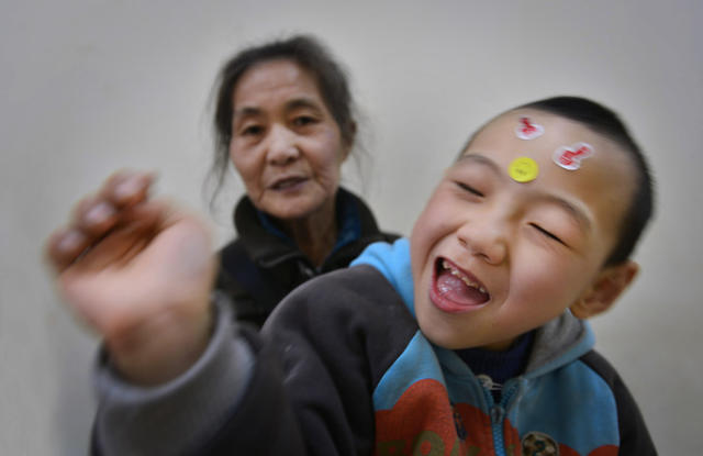 活在“脑瘫村”