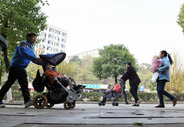 活在“脑瘫村”