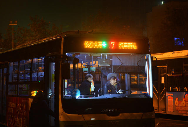    迎接晨曦的人