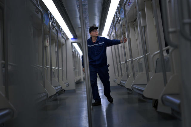 地铁检修工的深夜“暗战” 