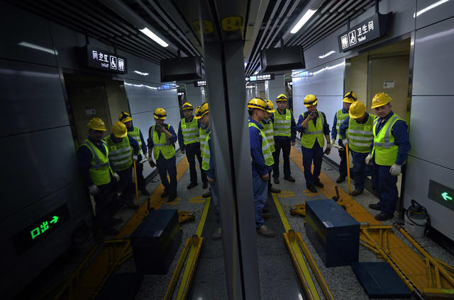 地铁检修工的深夜“暗战” 