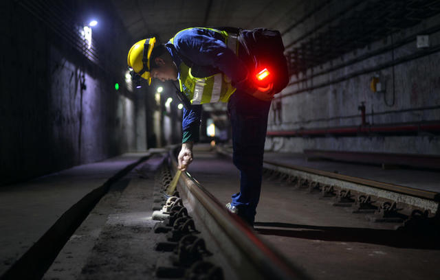 地铁检修工的深夜“暗战” 