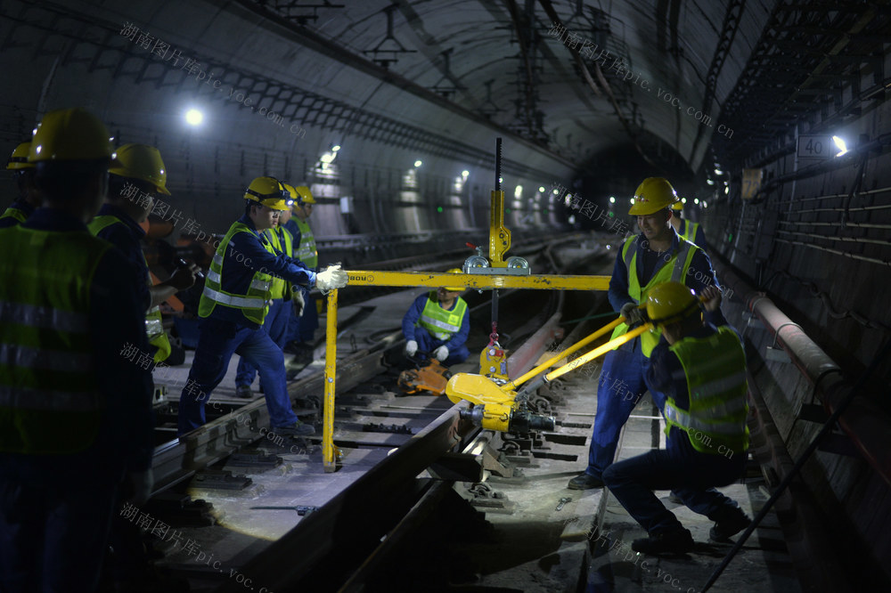  Late night "secret war" of subway maintenance workers 