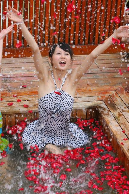 美女 比基尼 温泉