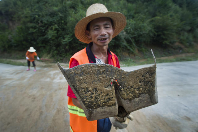 “天路”上的夫妻养路工