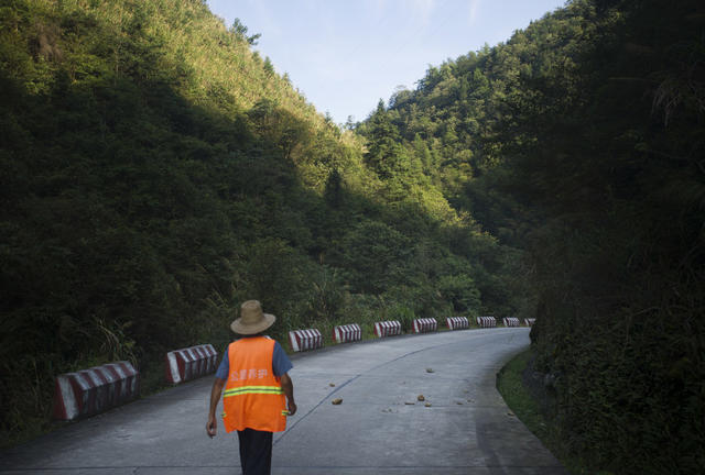 “天路”上的夫妻养路工