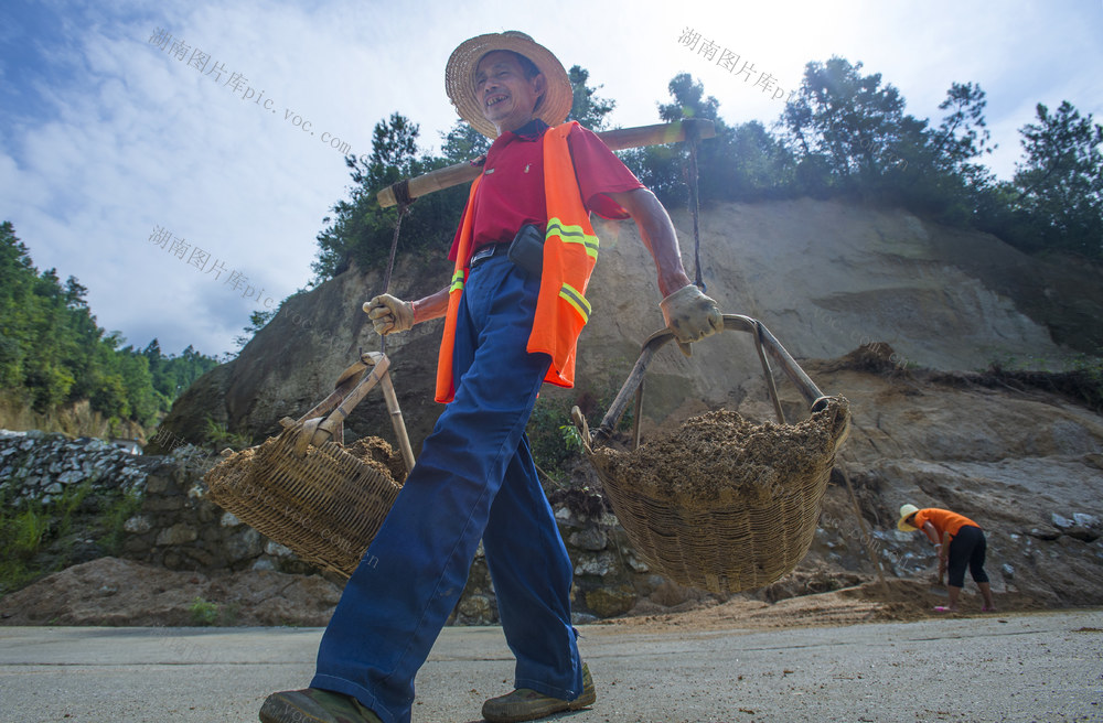  Couple road maintenance workers on "Tianlu"