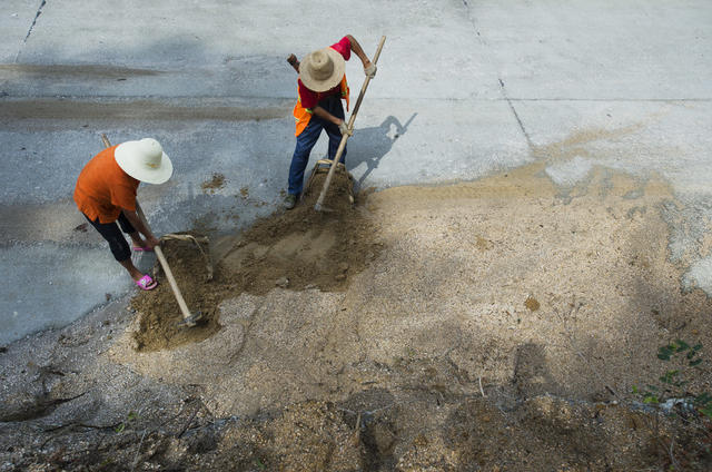 “天路”上的夫妻养路工