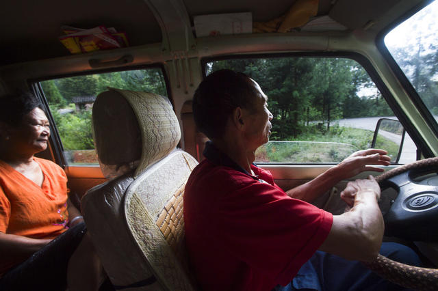 “天路”上的夫妻养路工