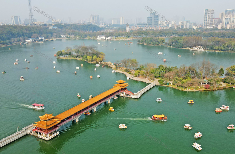 2021年 2月23日，市民在湖南烈士公园年嘉湖上泛舟。当天，长沙天气晴好，市民纷纷来到各大公园踏青休闲。 李健 摄