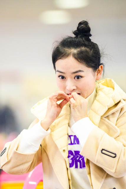 演出 美女 合影 鼓 雨伞 饰品 画 宫殿 室内 帅哥 风衣 衣物