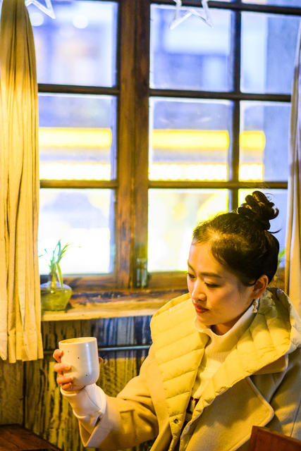 演出 美女 合影 鼓 雨伞 饰品 画 宫殿 室内 帅哥 风衣 衣物