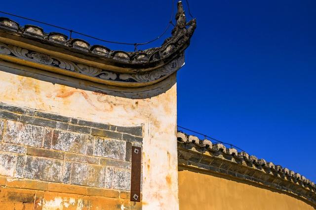 小河 水坝 树林 瓦屋顶 码头 天空 建筑