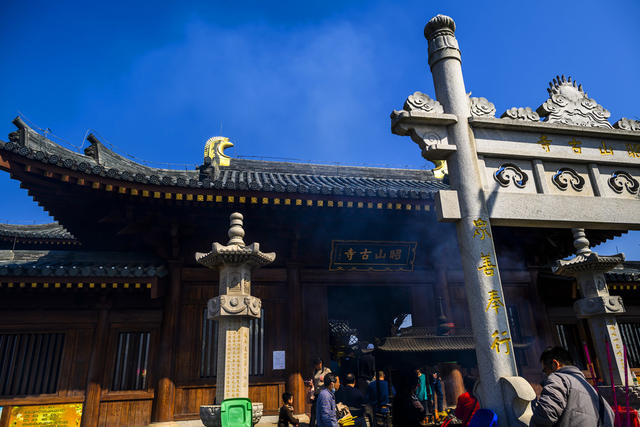 天空 建筑 旗杆 宫殿 寺庙 尖桩篱栅 树林 瓦屋顶