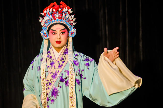老人 其他 新郎 合影 学生 衣物 演出 开衫 帅哥 儿童 美女 室内 画 书 饰品 面具 口红 鼓