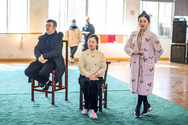 演出 美女 合影 鼓 雨伞 饰品 画 宫殿 室内 帅哥 风衣 衣物