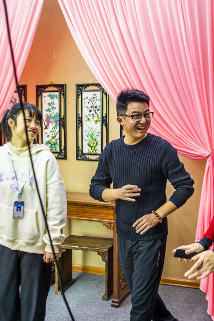 老人 其他 新郎 合影 学生 衣物 演出 开衫 帅哥 儿童 美女 室内 画 书 饰品 面具 口红 鼓