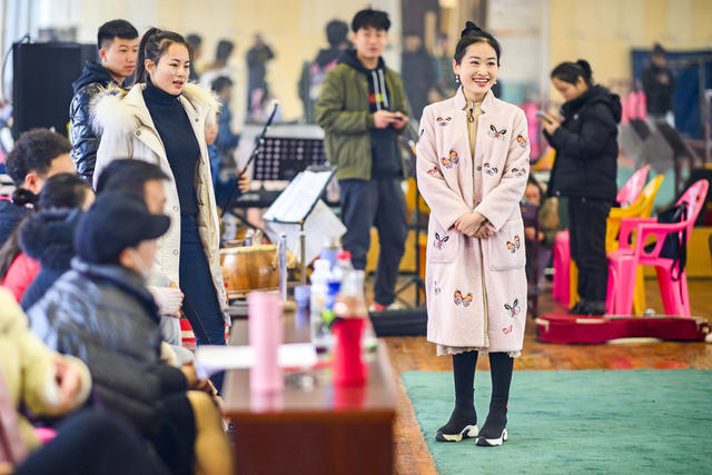 演出 美女 合影 鼓 雨伞 饰品 画 宫殿 室内 帅哥 风衣 衣物