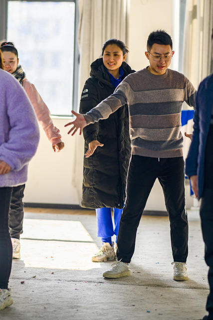 老人 其他 新郎 合影 学生 衣物 演出 开衫 帅哥 儿童 美女 室内 画 书 饰品 面具 口红 鼓