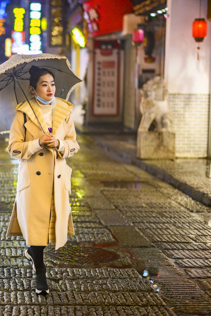 演出 美女 合影 鼓 雨伞 饰品 画 宫殿 室内 帅哥 风衣 衣物