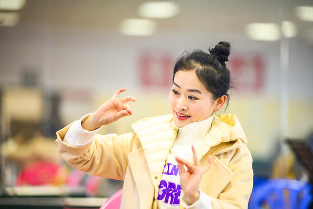 演出 美女 合影 鼓 雨伞 饰品 画 宫殿 室内 帅哥 风衣 衣物