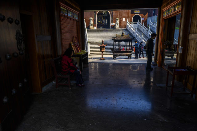 天空 建筑 旗杆 宫殿 寺庙 尖桩篱栅 树林 瓦屋顶