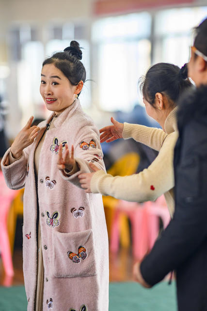 演出 美女 合影 鼓 雨伞 饰品 画 宫殿 室内 帅哥 风衣 衣物