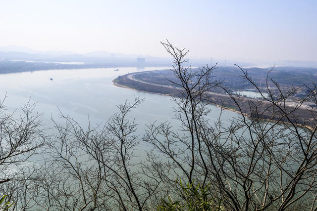 天空 建筑 旗杆 宫殿 寺庙 尖桩篱栅 树林 瓦屋顶