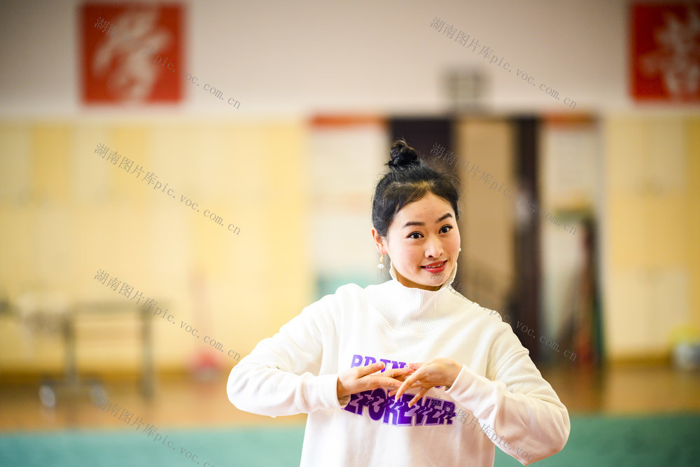 演出 美女 合影 鼓 雨伞 饰品 画 宫殿 室内 帅哥 风衣 衣物