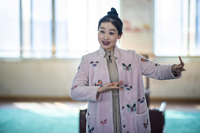 演出 美女 合影 鼓 雨伞 饰品 画 宫殿 室内 帅哥 风衣 衣物
