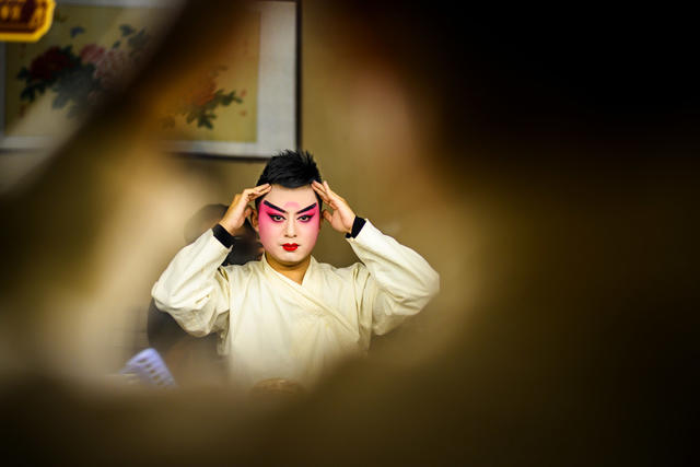 老人 其他 新郎 合影 学生 衣物 演出 开衫 帅哥 儿童 美女 室内 画 书 饰品 面具 口红 鼓