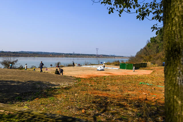 天空 建筑 旗杆 宫殿 寺庙 尖桩篱栅 树林 瓦屋顶
