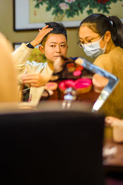 老人 其他 新郎 合影 学生 衣物 演出 开衫 帅哥 儿童 美女 室内 画 书 饰品 面具 口红 鼓
