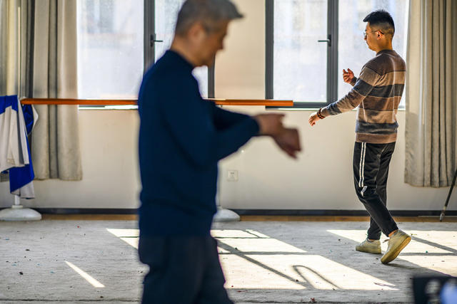 老人 其他 新郎 合影 学生 衣物 演出 开衫 帅哥 儿童 美女 室内 画 书 饰品 面具 口红 鼓