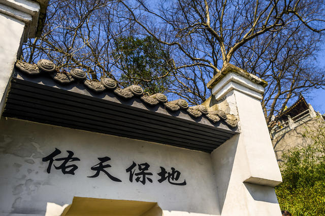 天空 建筑 旗杆 宫殿 寺庙 尖桩篱栅 树林 瓦屋顶