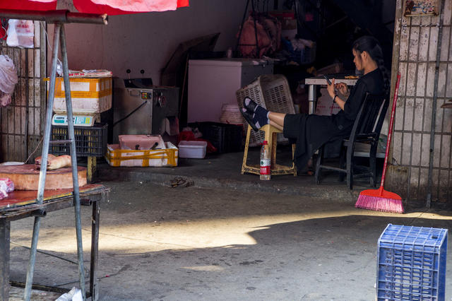 街道 街道 水桶 家居物品 箱包 垃圾箱 杂货店 板条箱（木箱） 电动车 汽车 衣物 街景 睡衣