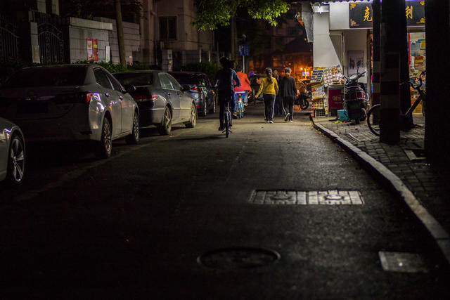 街道  其他 自行车 电动车 汽车 街景 板条箱（木箱） 箱包 垃圾箱 迷你贵妇犬